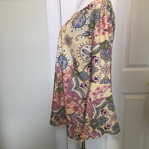Flowy poly stretch yellow bell sleeve tunic - Picture 3 of 7